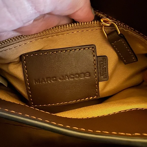 Marc Jacobs THE DAKOTA SMALL SATCHEL - Ganache - Picture 12 of 16